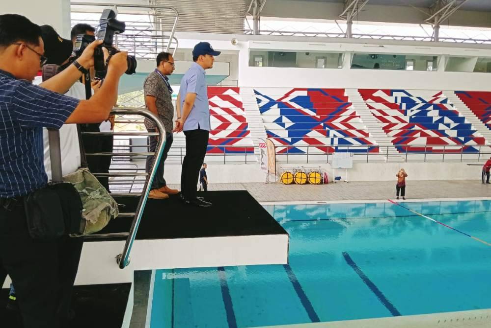 Onn Hafiz meninjau keadaan kolam renang di Pusat Akuatik MBJB Arena Larkin di Larkin, Johor Bahru pada Ahad.