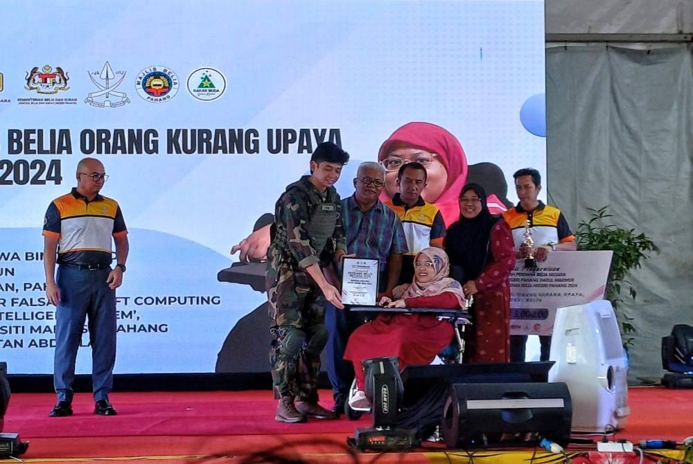 Tengku Hassanal berkenan menyampaikan Anugerah Khas Belia OKU kepada Siti Hawa
pada Festival Belia Pahang sempena Hari Belia Negara Peringkat Negeri Pahang, Majlis Pengurniaan Anugerah Perdana Belia Negara dan Anugerah Khas Belia Kerajaan Pahang 2024 di Wisma Belia Pahang di Indera Mahkota pada Ahad.