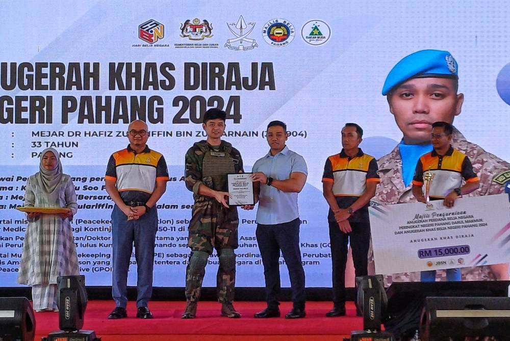 Dr Hafiz Zulariffin (tiga dari kanan) berkenaan menerima anugerah dan sijil daripada Tengku Hassanal pada
Festival Belia Pahang sempena Hari Belia Negara Peringkat Negeri Pahang, Majlis Pengurniaan Anugerah Perdana Belia Negara dan Anugerah Khas Belia Kerajaan Pahang 2024 di Wisma Belia Pahang di Indera Mahkota pada Ahad.