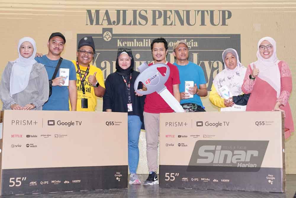 Pemenang meneka jumlah kacang ketika acara ‘Kacang Lupakan Kulit’ di reruai Sinar Harian.