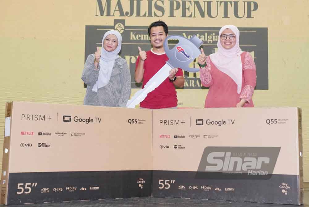 Azwan (tengah) pemenang yang membawa televisyen pintar berukuran 55 inci.