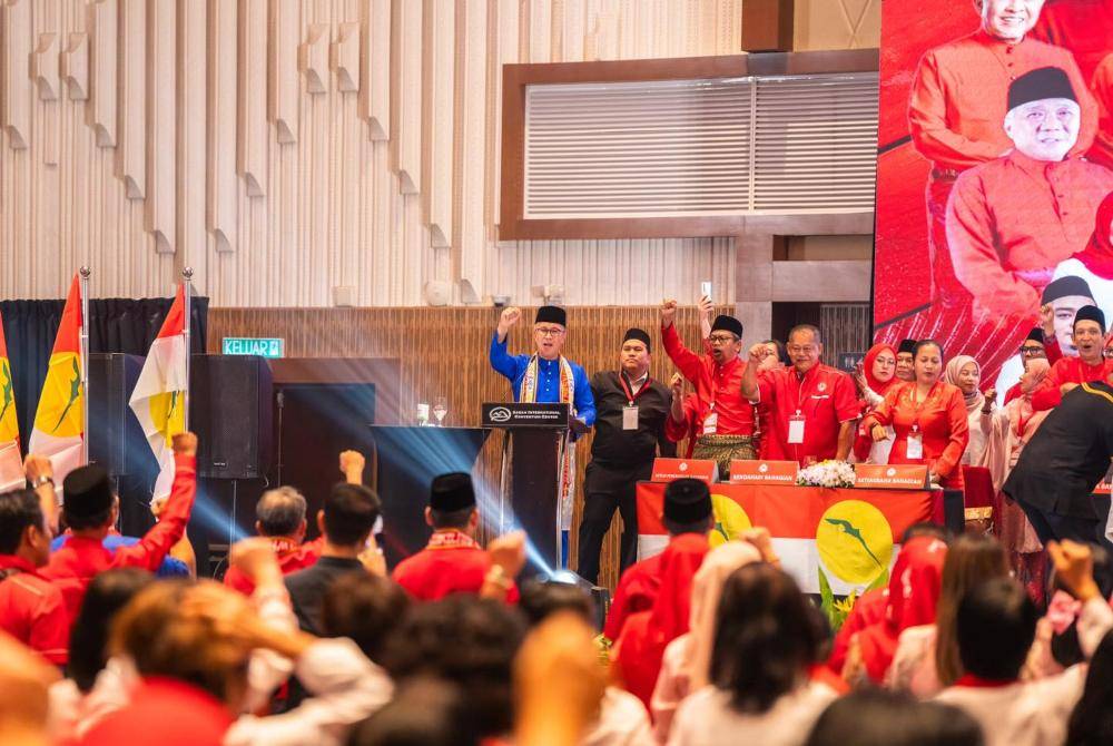 Tengku Zafrul menyempurnakan perasmian serentak Mesyuarat Perwakilan Wanita, Pemuda, Puteri dan UMNO Bahagian Penampang, Sabah.