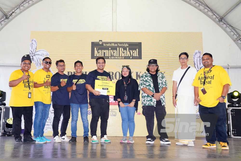 Farizth Affendi (tengah) bersama kumpulannya ketika dinobat juara pertandingan Busking Rock Kapak sempena Karnival Rakyat Karangkraf di Kumpulan Karangkraf di sini pada Ahad.