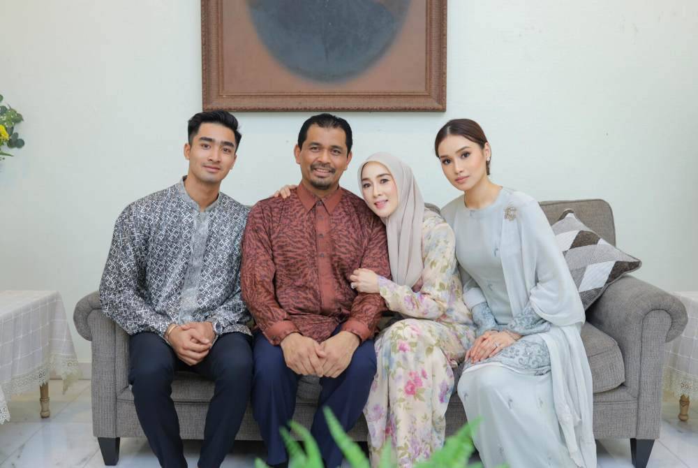 Nik Aidil Marina (dua dari kanan) bersama suami dan anak mereka.