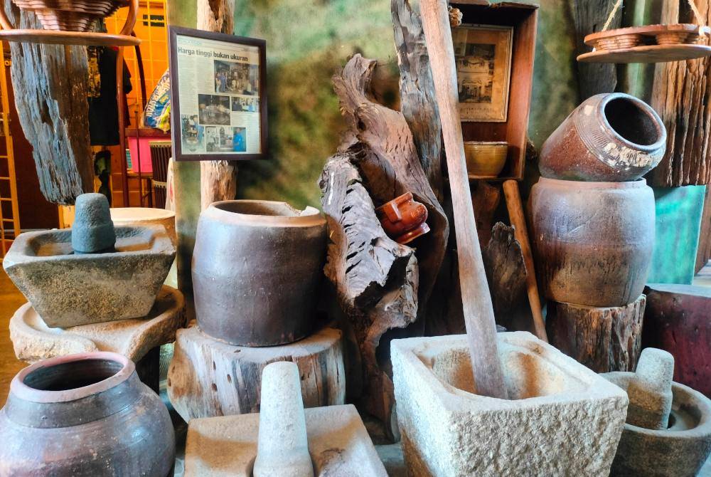 Barangan antik yang disusun di halaman rumah Mario dekat Flat Paya Nahu, Sungai Petani Kedah.