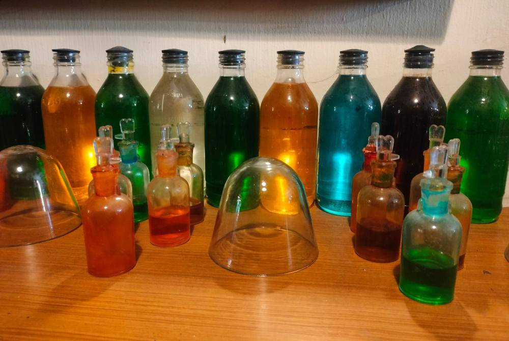 Balang kaca yang digunakan dalam perubatan suatu ketika dahulu, manakala mangkuk susu getah kaca, tidak lagi digunakan penoreh ketika ini, berada dalam simpanan Mario.