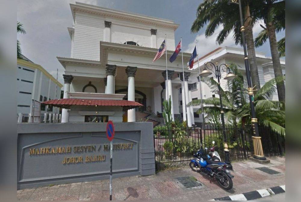 Seorang warga Singapura memohon maaf kepada Yang di-Pertuan Agong di Mahkamah Majistret Johor Bahru atas kesalahan menceroboh dan memecahkan cermin bilik simpanan Muzium Diraja Negeri Johor pada minggu lalu.