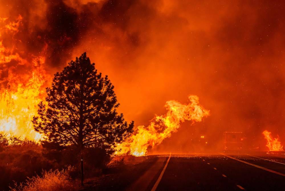 Api marak yang dilihat merentasi Lebuhraya 36 berhampiran Paynes Creek di Tehama County.