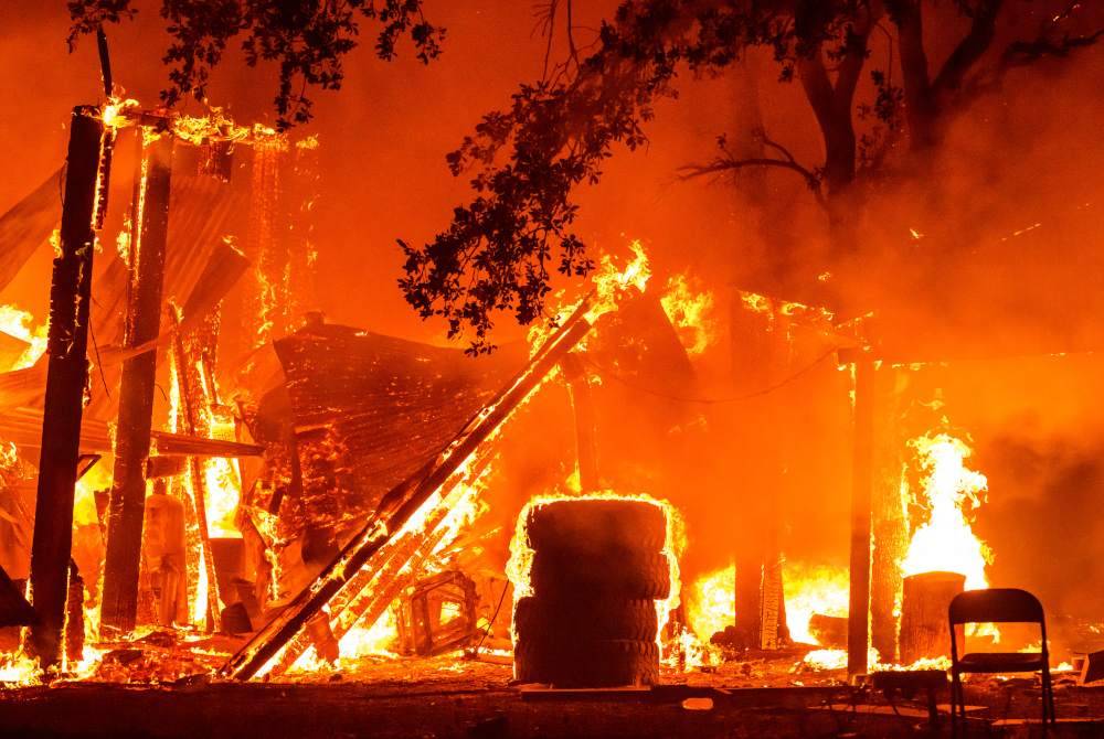 Lebih 4,000 penduduk terpaksa dipindahkan ketika api sedang marak membakar bangunan kediaman dan premis kedai di sekitar Paynes Creek.