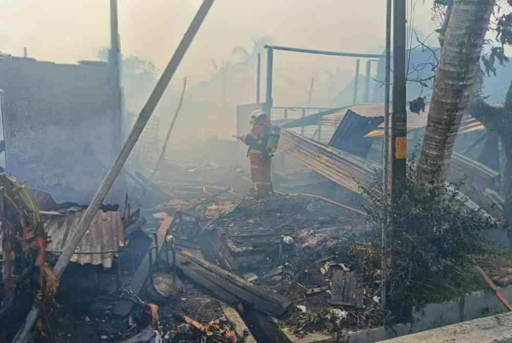 Kebakaran berjaya dikawal pada jam 7.02 malam sebelum tamat 8.40 malam.