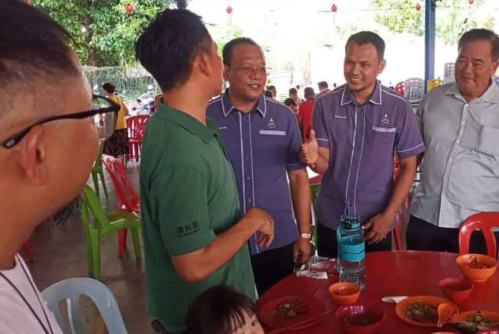 Andansura (tengah) dan Mohamad Ayub mendapat sambutan baik pada siri jelajah PTP di sebuah rumah ibadat di Sungai Klau, Dong, Raub baru-baru ini.