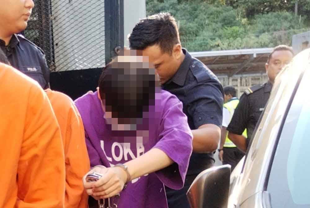 Suspek berbaju lokap ungu tiba ke mahkamah.