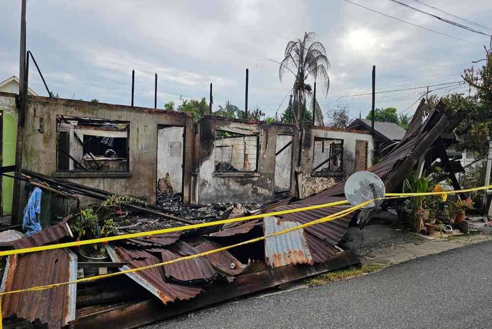 Deretan 10 rumah di Jalan Tok Sidang dan Lorong Sungai Tapah musnah terbakar dalam kejadian pada Ahad.