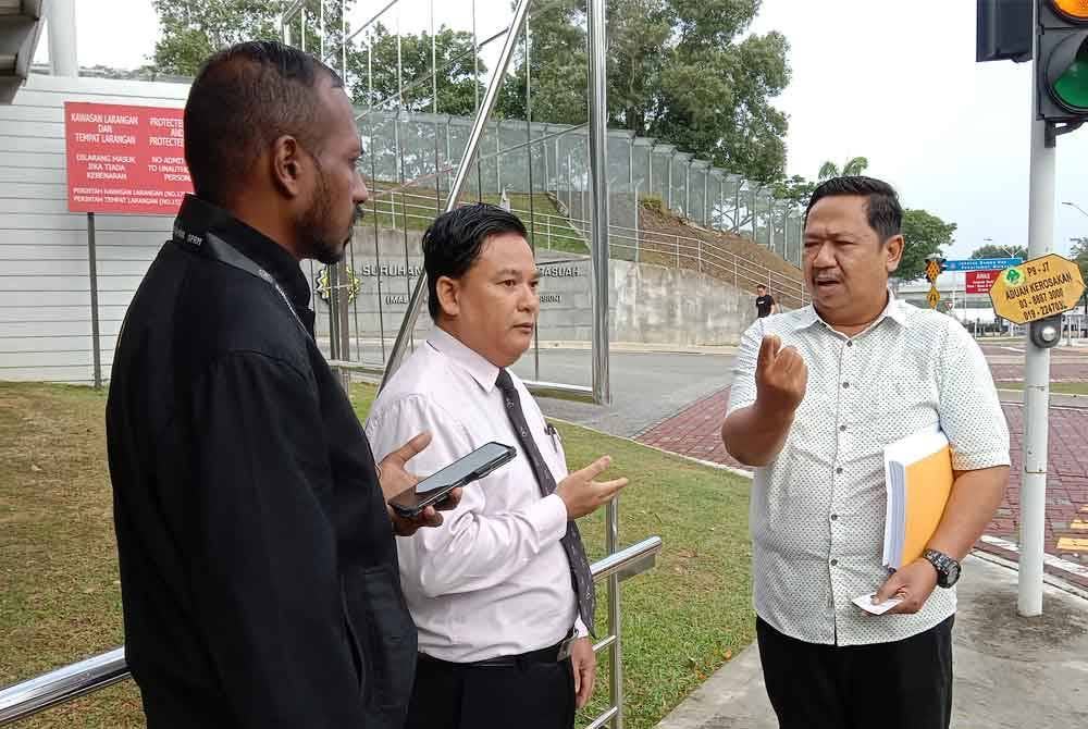 Tuan Lokman (kanan) ketika hadir di pekarangan Ibu Pejabat Suruhanjaya Pencegahan Rasuah Malaysia (SPRM) pada Isnin.