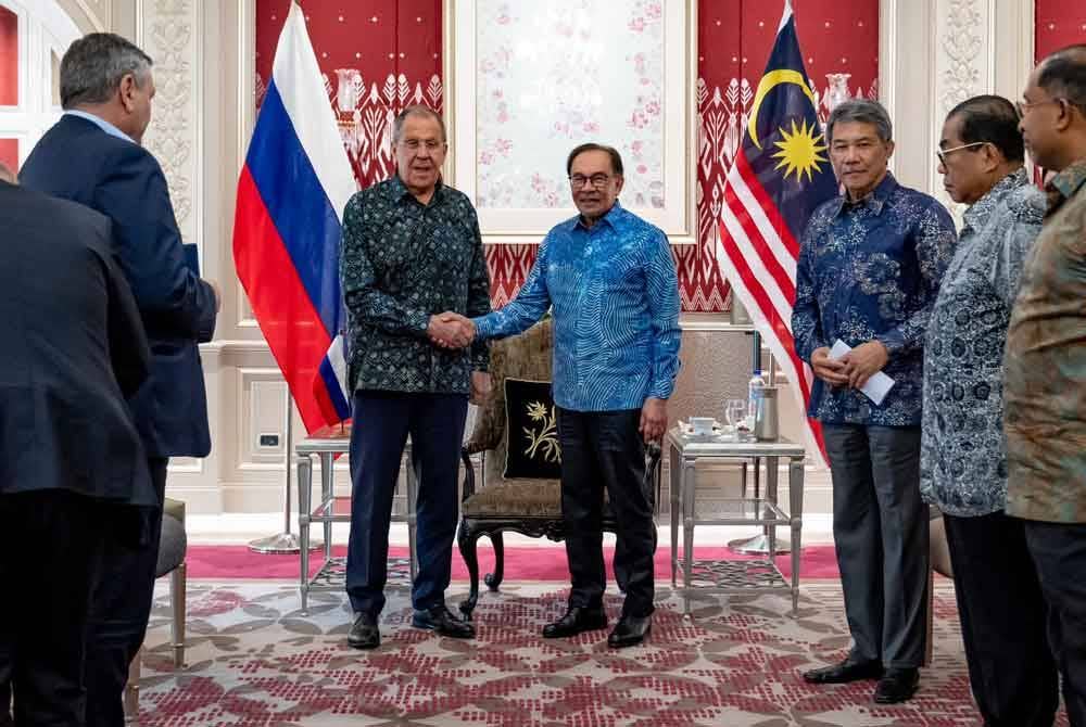 Perdana Menteri, Datuk Seri Anwar Ibrahim bertemu Menteri Luar Russia, Sergey Lavrov, yang melakukan kunjungan hormat ke atas Perdana Menteri di Kompleks Seri Perdana, Putrajaya semalam. - Foto ihsan FB Anwar Ibrahim