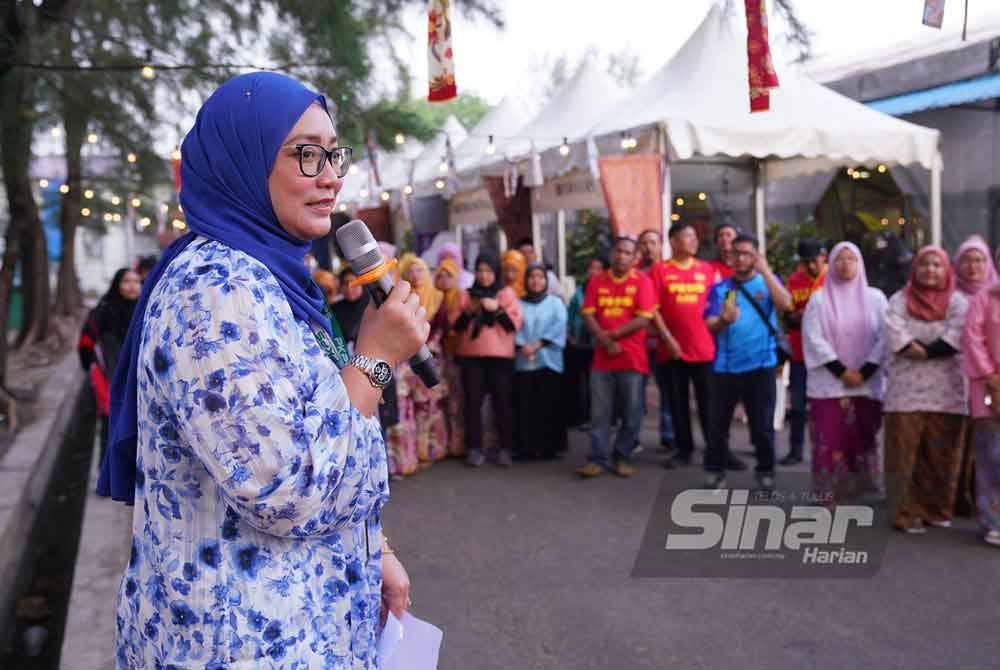 Pengurus Komunikasi Strategik PKPS, Noor Azreena Abdul Azizi ketika memberikan taklimat kepada peserta Riuh Rewang pada Ahad.