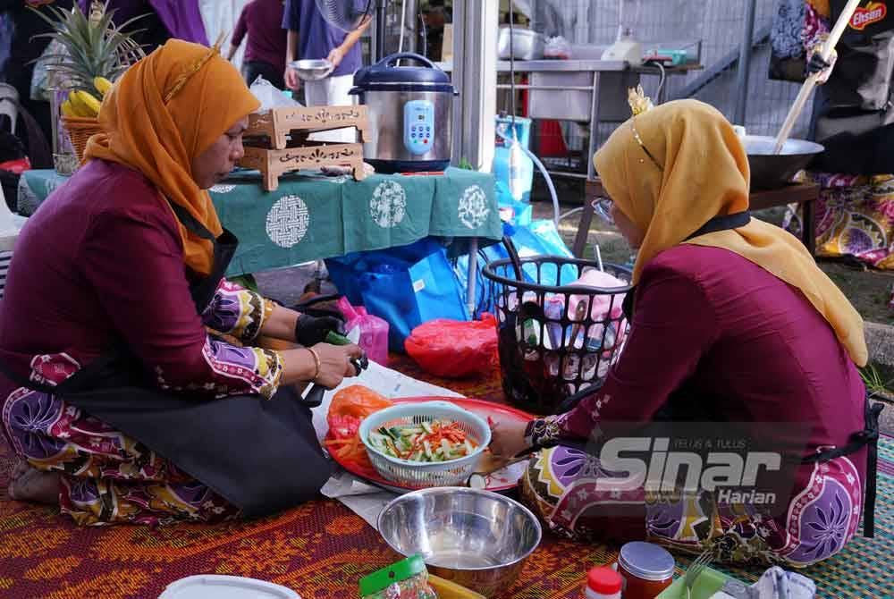 Peserta sedang menyiapkan bahan-bahan untuk memasak di kawasan Riuh Rewang pada Ahad.