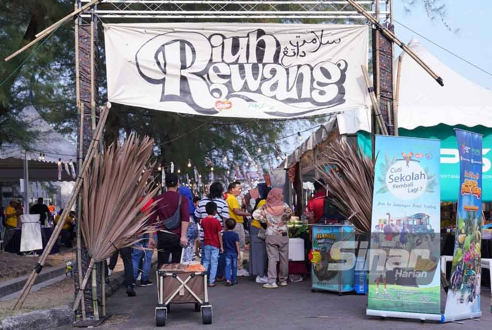 Kawasan Riuh Rewang yang menempatkan 10 reruai untuk peserta kumpulan memasak