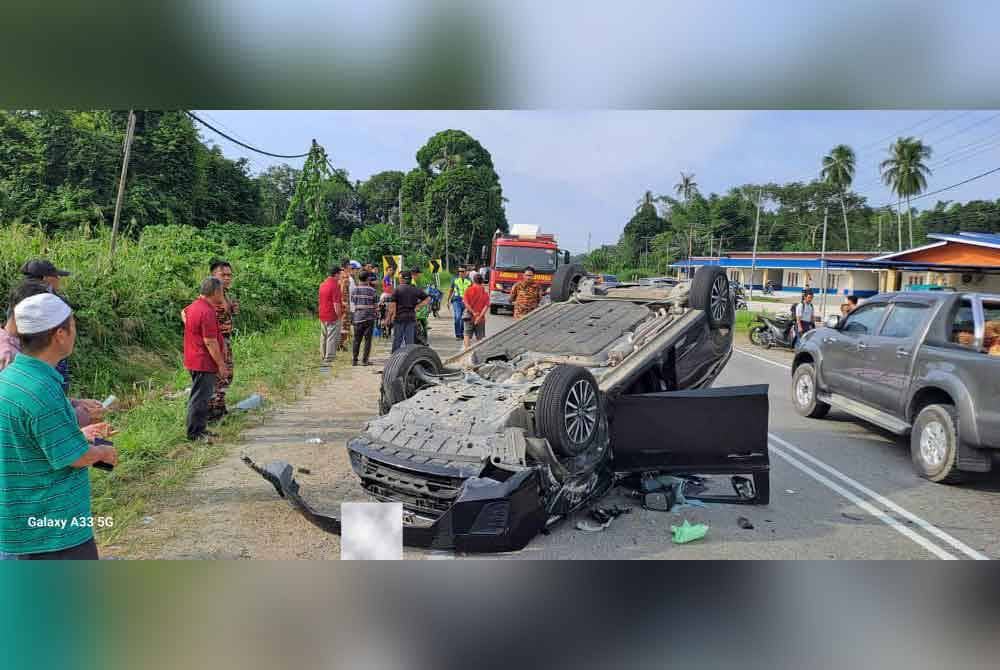 Keadaan kenderaan terbalik selepas terlanggar belakang lori.