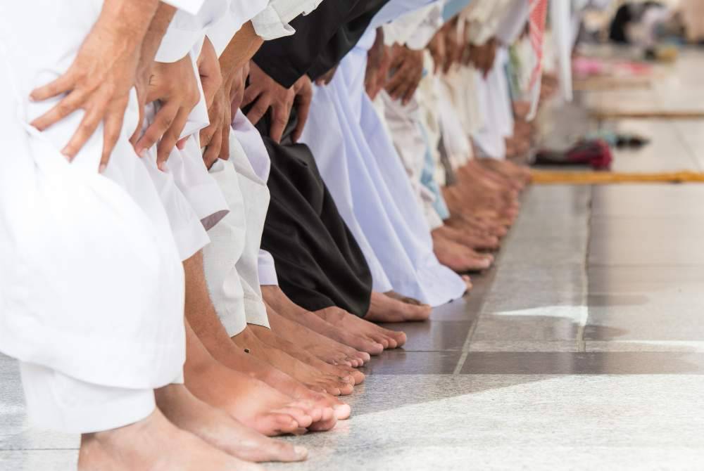 SEKIRANYA makmum tidak nampak imam, tetapi melihat makmum lain, maka solatnya itu sah. Sama juga halnya jika makmum tidak mendengar suara imam, tetapi boleh mendengar suara makmum yang lain. -Gambar hiasan/ Foto: Canva