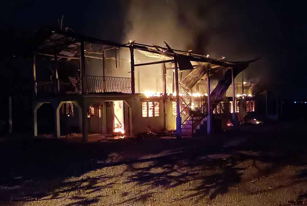 Sebuah maahad tahfiz dua tingkat di Jalan Sanglang, Pekan Kodiang musnah dalam kebakaran pada Isnin.