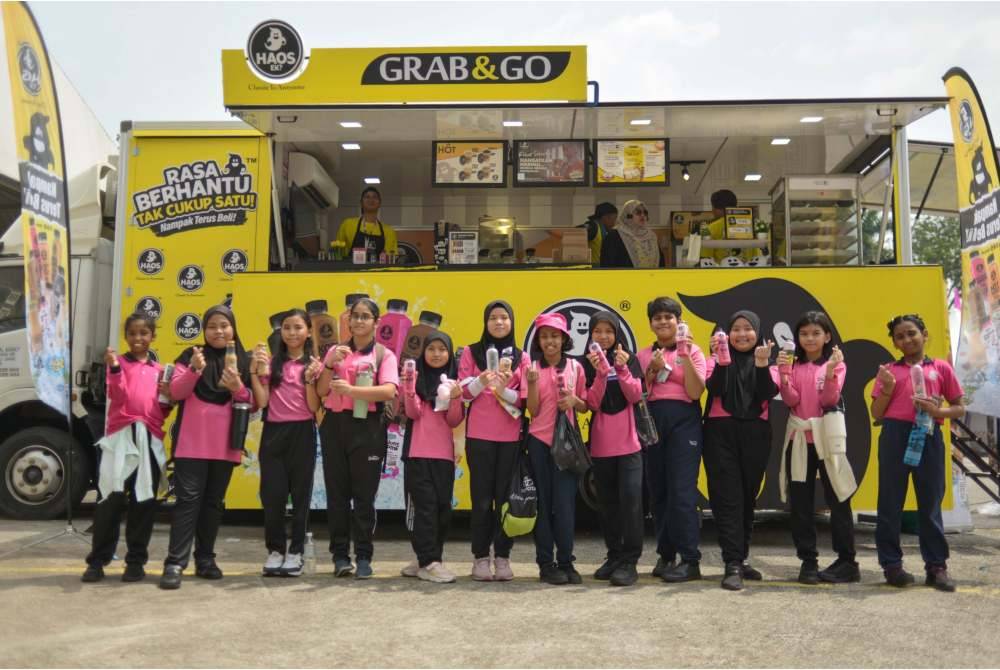 Pengunjung mendapatkan produk Haos Ek? di rover truck.