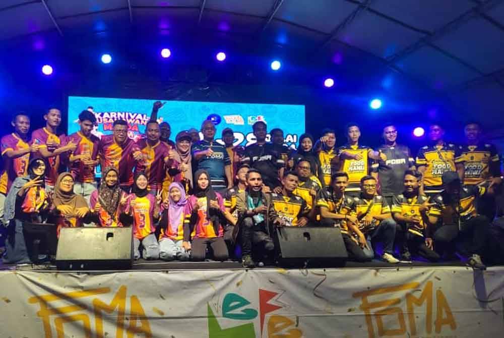 Noh bergambar bersama-sama penganjur pada Majlis Perasmian Karnival Usahawan MAYDA FT Food Mania di Padang Astaka Tanjong Karang.