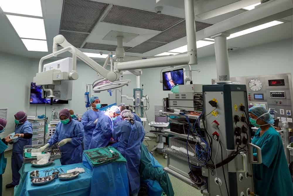 HoSZA menjadi hospital pertama di Pantai Timur yang menggunakan kaedah itu, mempunyai pelbagai kelebihan berbanding kaedah pembedahan konvensional termasuk mengurangkan tahap kesakitan pasca pembedahan, kos yang lebih efektif dan kadar penyembuhan lebih cepat. Foto Bernama