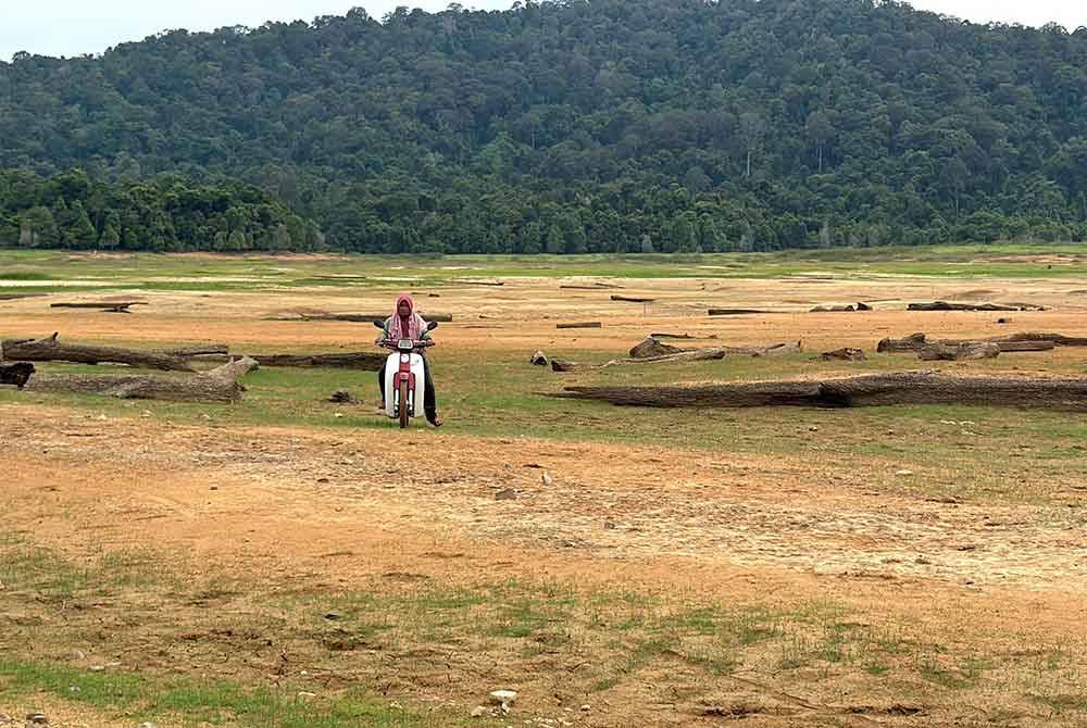 Tasik Pedu surut menyaksikan beberapa kawasan boleh dilalui pengunjung yang menaiki kenderaan.