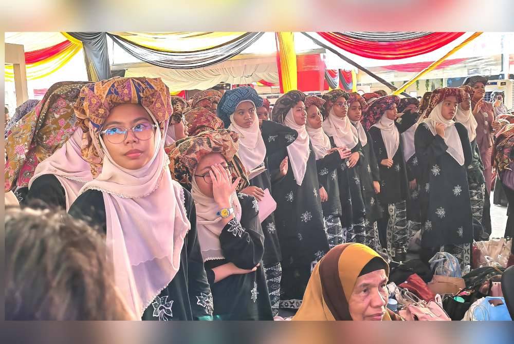 Para pelajar memakai telepuk yang dibuat menggunakan kain batik.