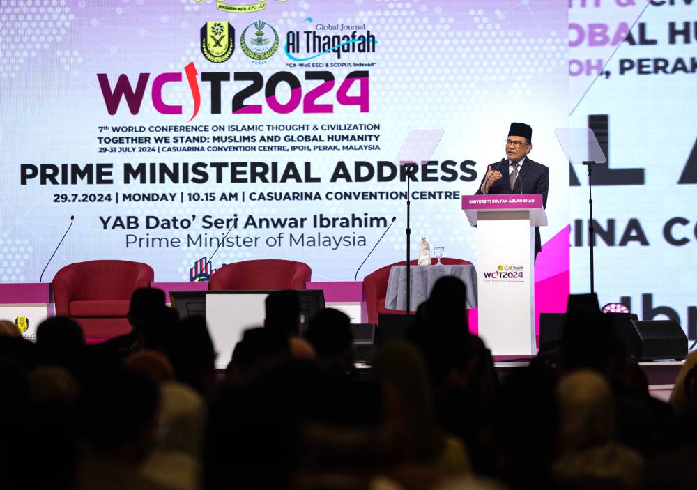 FOTO: BERNAMA
Anwar menyampaikan ucapan pada Program WCIT 2024 di Ipoh, Perak pada Isnin.