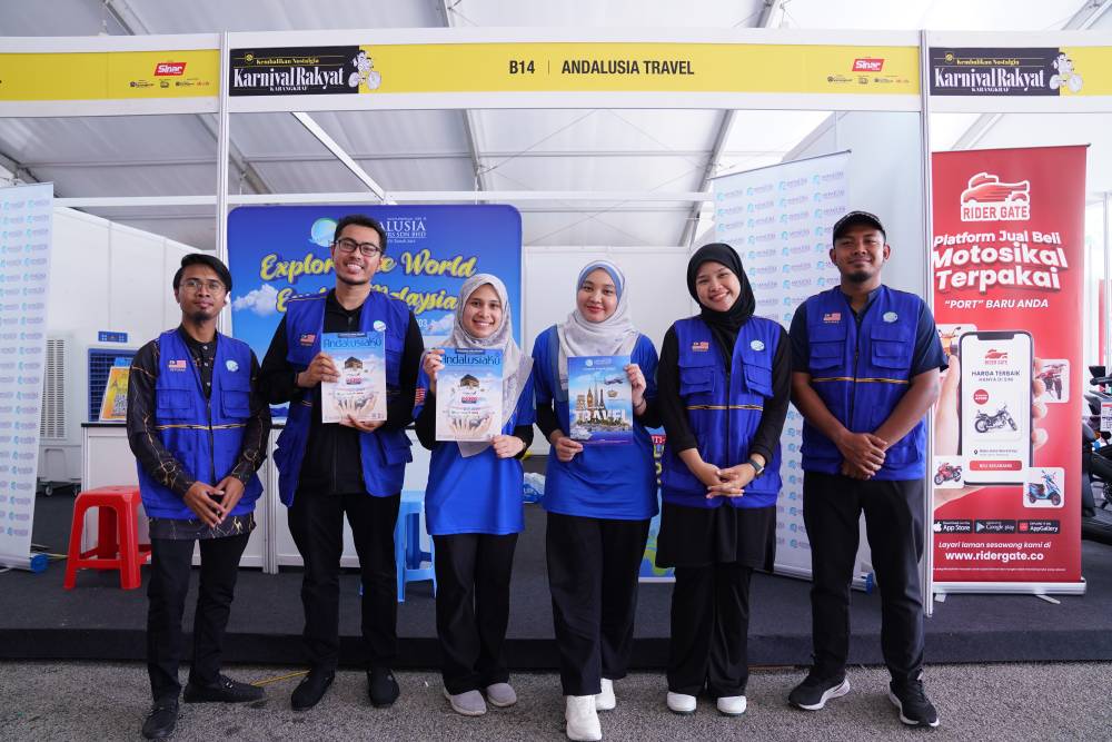 Para petugas Andalusia Travel & Tours yang menguruskan reruai agensi pelancongan terkenal itu sepanjang Karnival Rakyat Karangkraf berlangsung.