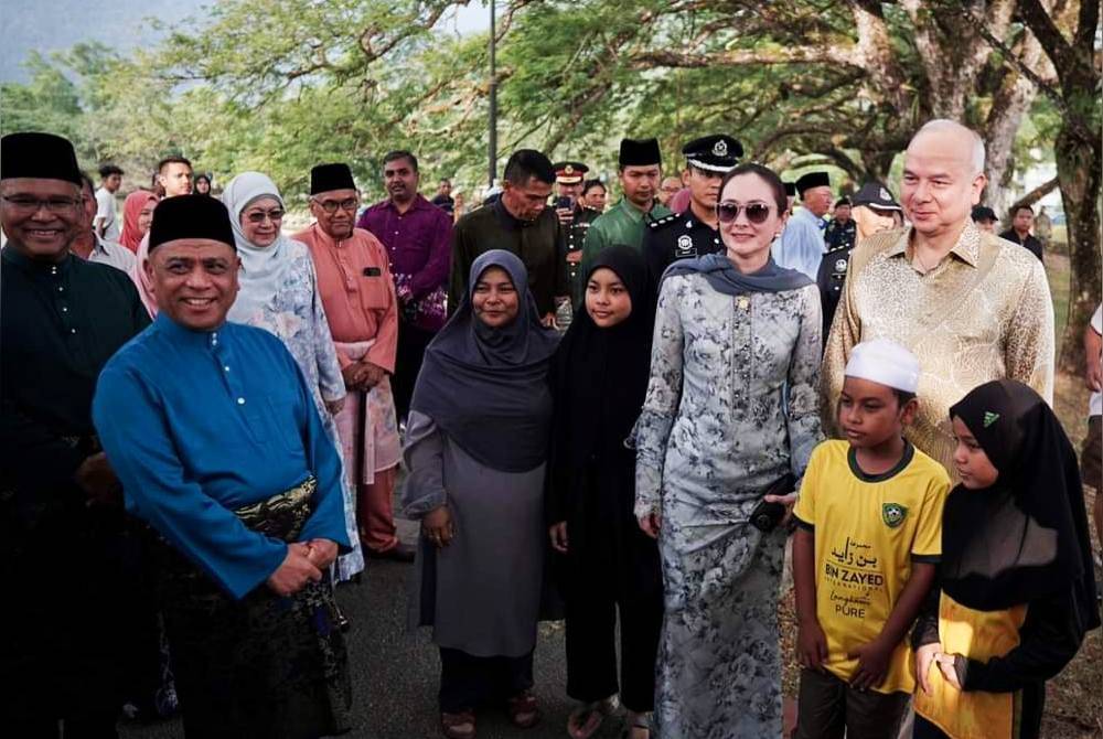 Baginda turut beramah mesra dan bertanya khabar dengan pengunjung di Taman Tasik Taiping.