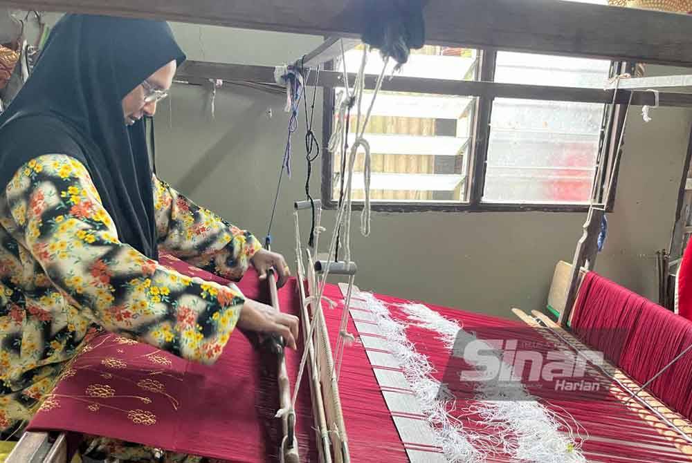 Kak Nah menghasilkan songket sejak berusia 14 tahun lagi.