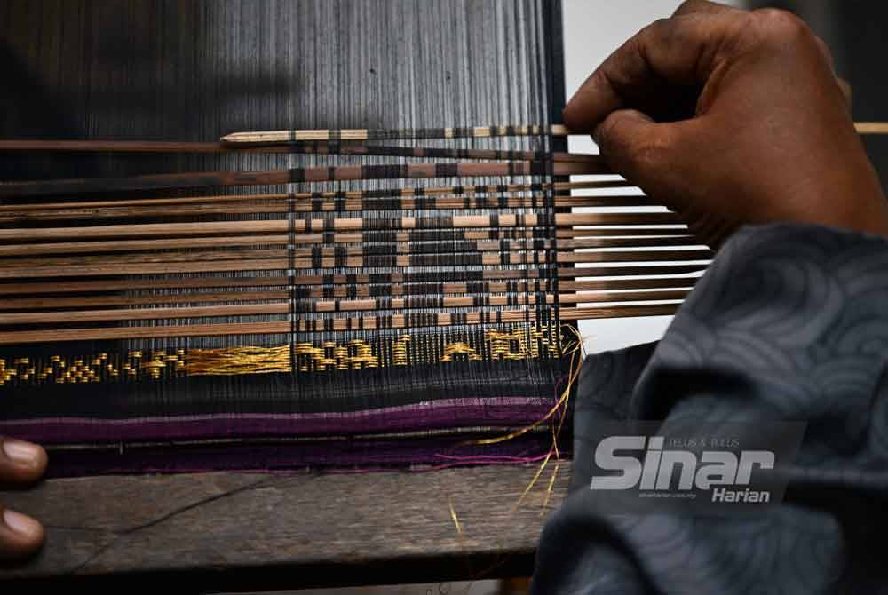 Antara hasil tenunan yang dihasilkan Kak Nah.