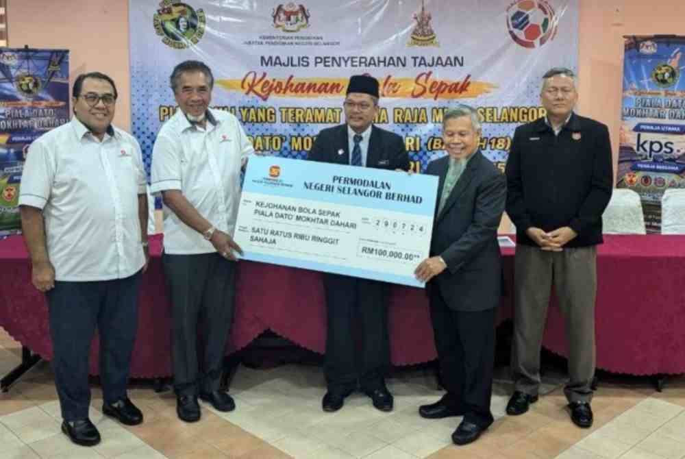 Md Yunus menyerahkan tajaan PNSB kepada Emran.