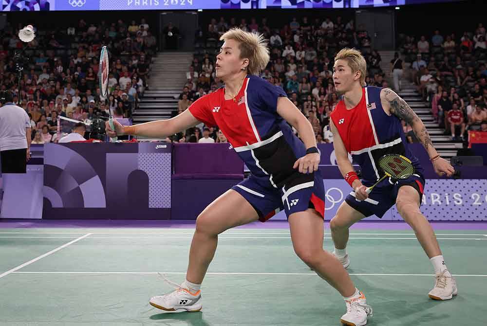 Tang Jie-Ee Wei ketika beraksi menentang beregu campuran China, Feng Yan Zhe dan Huang Dong Ping dalam acara badminton Sukan Olimpik Paris 2024, di Arena Porte De La Chapelle hari ini. Foto Bernama
