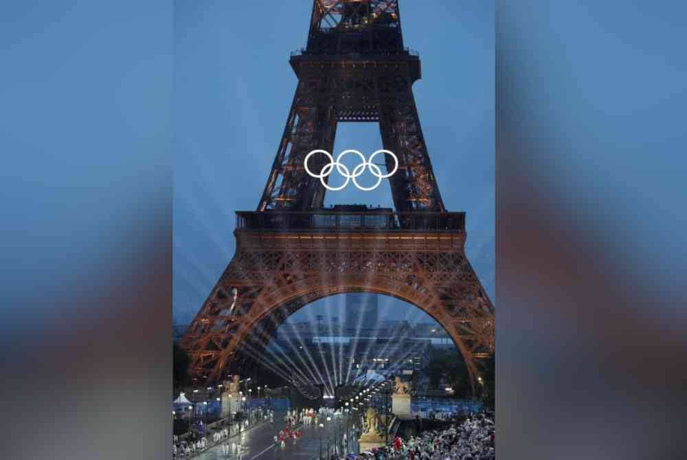Gegelung Olimpik di Menara Eiffel bercahaya semasa majlis perasmian Sukan Olimpik Paris 2024. Foto AFP