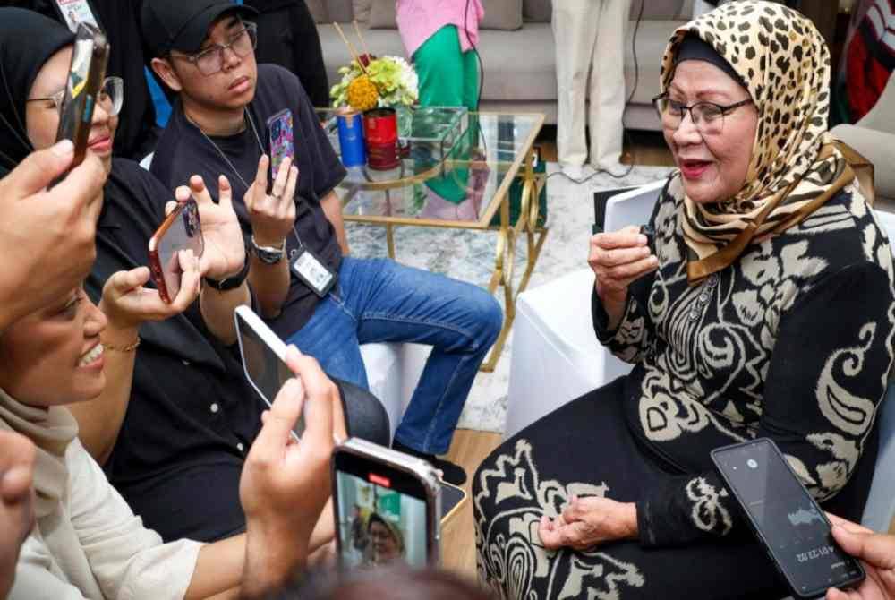 Norlia (kanan), ditemubual wartawan di Glenmarie Shah Alam. Foto Bernama