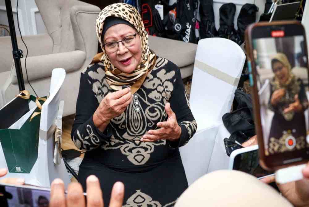 Norlia yang mesra membahasakan dirinya 'mama', berkata aplikasi media sosial itu membolehkan beliau berinteraksi secara dua hala dengan peminat. - Foto Bernama