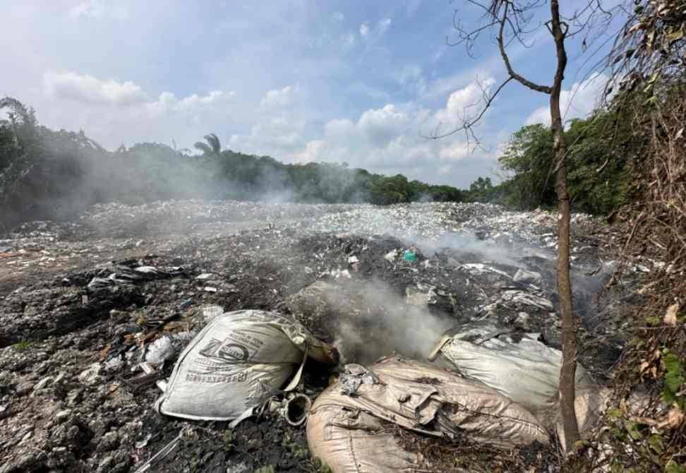 Aktiviti pembuangan dan pembakaran sisa pepejal perindustrian secara haram yang dikesan berlaku di Jalan Sijangkang Utama Kuala Langat.