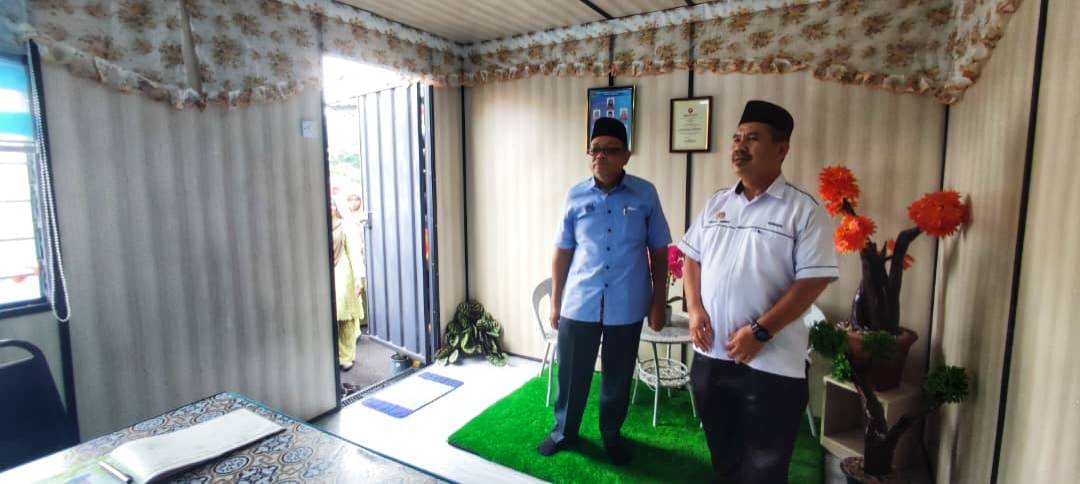 Ahmad Zaki (kiri) dan Mawardi (kanan) melawat kabin KAFA di SK Kurong Hitam.