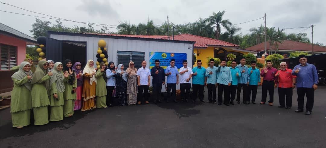 Ahmad Zaki (tengah) bersama sebahagian guru KAFA SK Kurong Hitam selepas penyerahan projek kabin berkenaan.