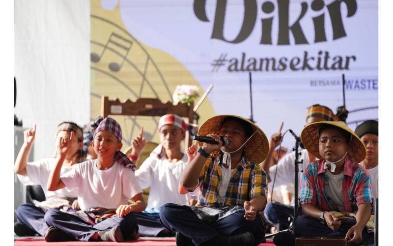 SK Jalan Kebun yang menjuarai kategori pakaian terbaik.