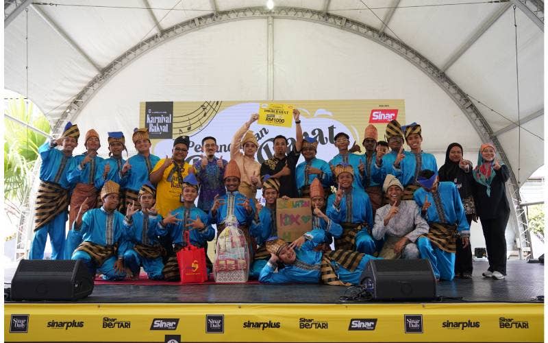 Pemenang pertama kategori sekolah menengah, SMK) Seksyen 10 Kota Damansara bagi pertandingan dikir barat sempena Karnival Rakyat Karangkraf 2024 anjuran KDEB Waste Management (KDEBWM) di sini, pada Jumaat.