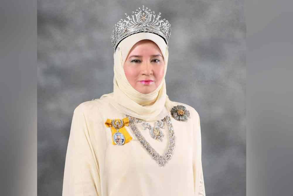Tunku Azizah mendahului senarai 24 penerima darjah kebesaran sempena Ulang Tahun Hari Keputeraan Ke-65 Sultan Pahang, Al-Sultan Abdullah Ri'ayatuddin Al-Mustafa Billah Shah di Balai Mahkota Istana Abdulaziz pada Selasa.