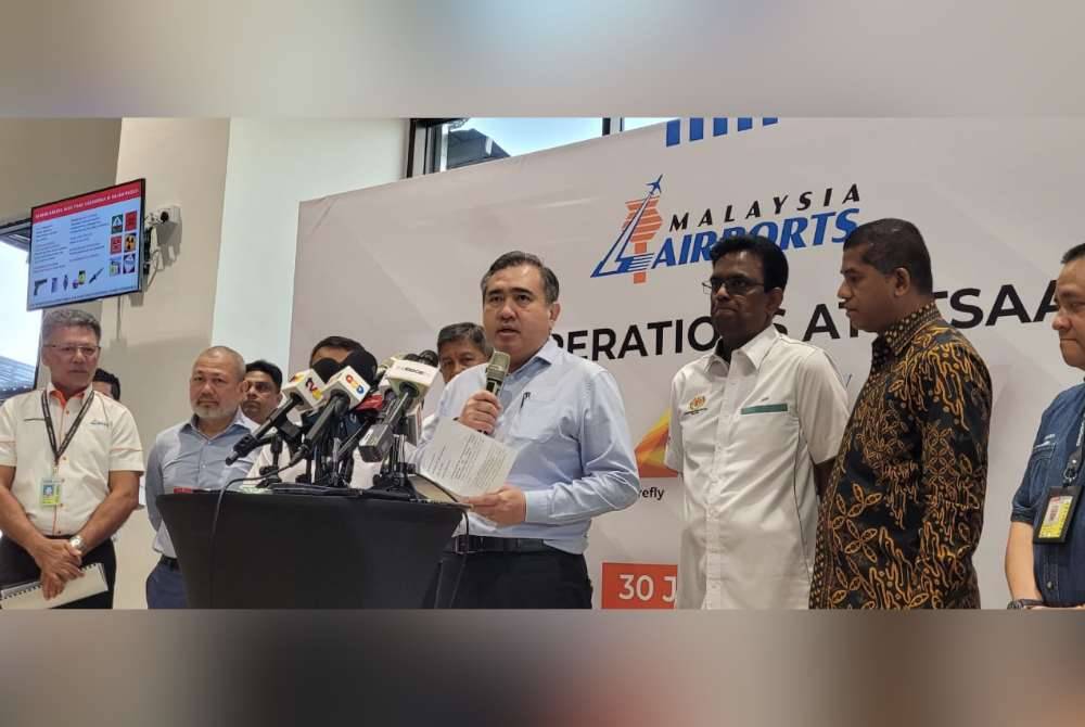 Anthony Loke dalam sidang akhbar di Lapangan Terbang Sultan Abdul Aziz Shah, Subang pada Selasa.