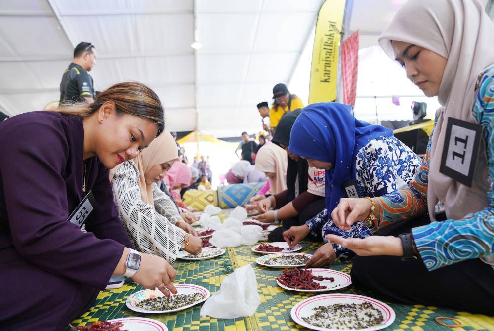 Peserta pertandingan Mencari Siti sedang menyiapkan tugasan yang diberikan. Pemenang dan peserta yang mengambil bahagian dalam pertandingan Mencari Siti yang diadakan di di Kompleks Karangkaraf sempena Karnival Rakyat Karangkraf, pada Sabtu.