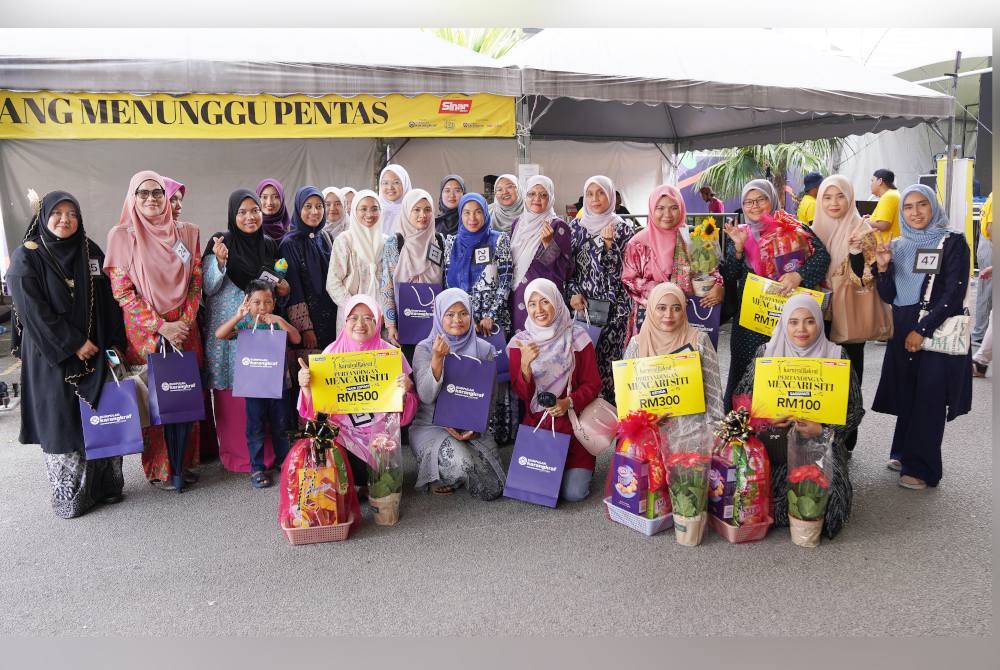 Pemenang dan peserta yang mengambil bahagian dalam pertandingan Mencari Siti yang diadakan di di Kompleks Karangkaraf sempena Karnival Rakyat Karangkraf, pada Sabtu.