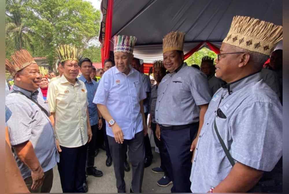 Ahmad Zahid (tengah) beramah mesra dengan kepimpinan Orang Asli semasa merasmikan Majlis Pecah Tanah Projek Pembinaan dan Menyiapkan Jalan Perhubungan Desa di Kuala Betis-Pos Bihai-Pos Belatim-Pos Balar-Poshau-Kuala Betis dan Projek Mengganti Jambatan Batu 6, Nenggiri di Dataran Kejat Rancangan Penempatan Semula (RPS) Kuala Betis, Gua Musang pada Selasa.